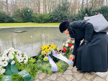 Petra Rosenberg legt anschließend einen Kranz nieder